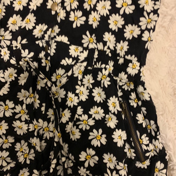 Forever 21 Daisy Printed Romper - Picture 3 of 4